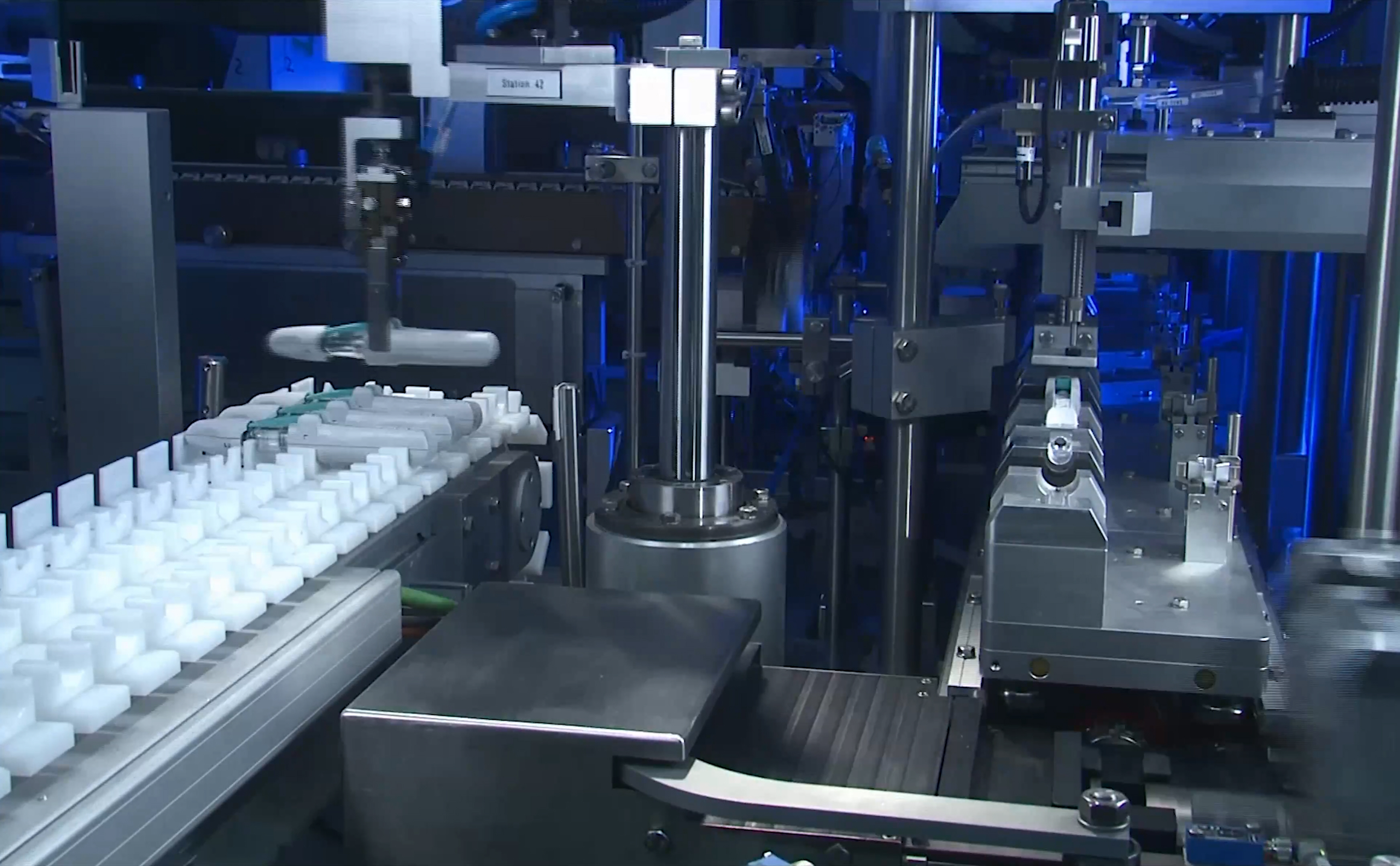 Innenansicht einer Maschine für die Montage von Medizinprodukten, die Autoinjektoren produziert