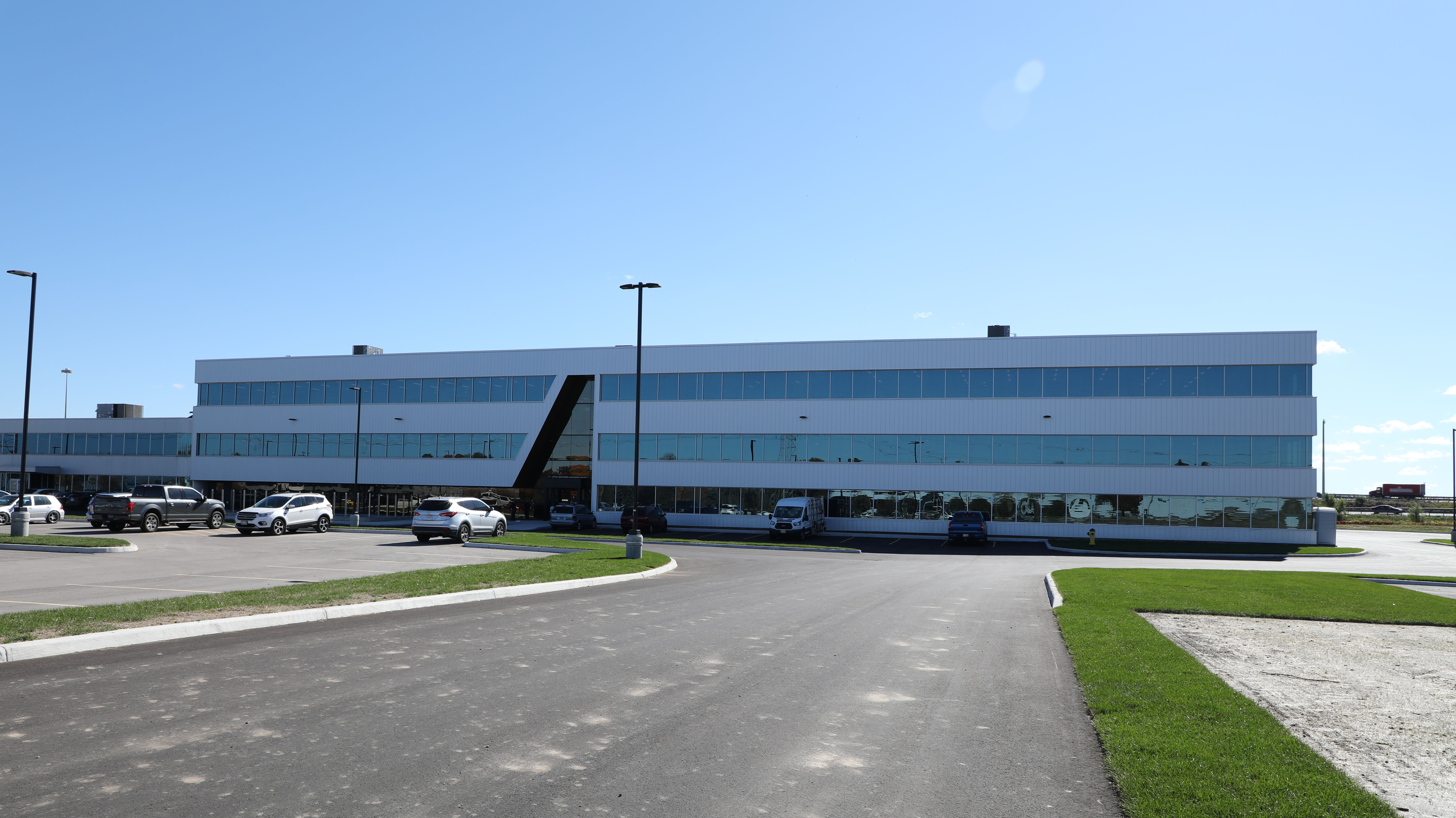 Vordereingang von ATS Life Sciences Gebäude 3 in Cambridge, Ontario, Kanada, und zudem Hauptsitz von ATS Automation