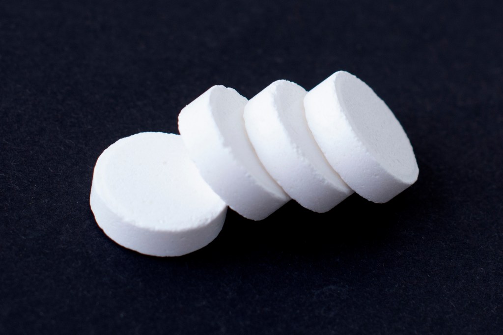 Mehrere große, weiße Tabletten