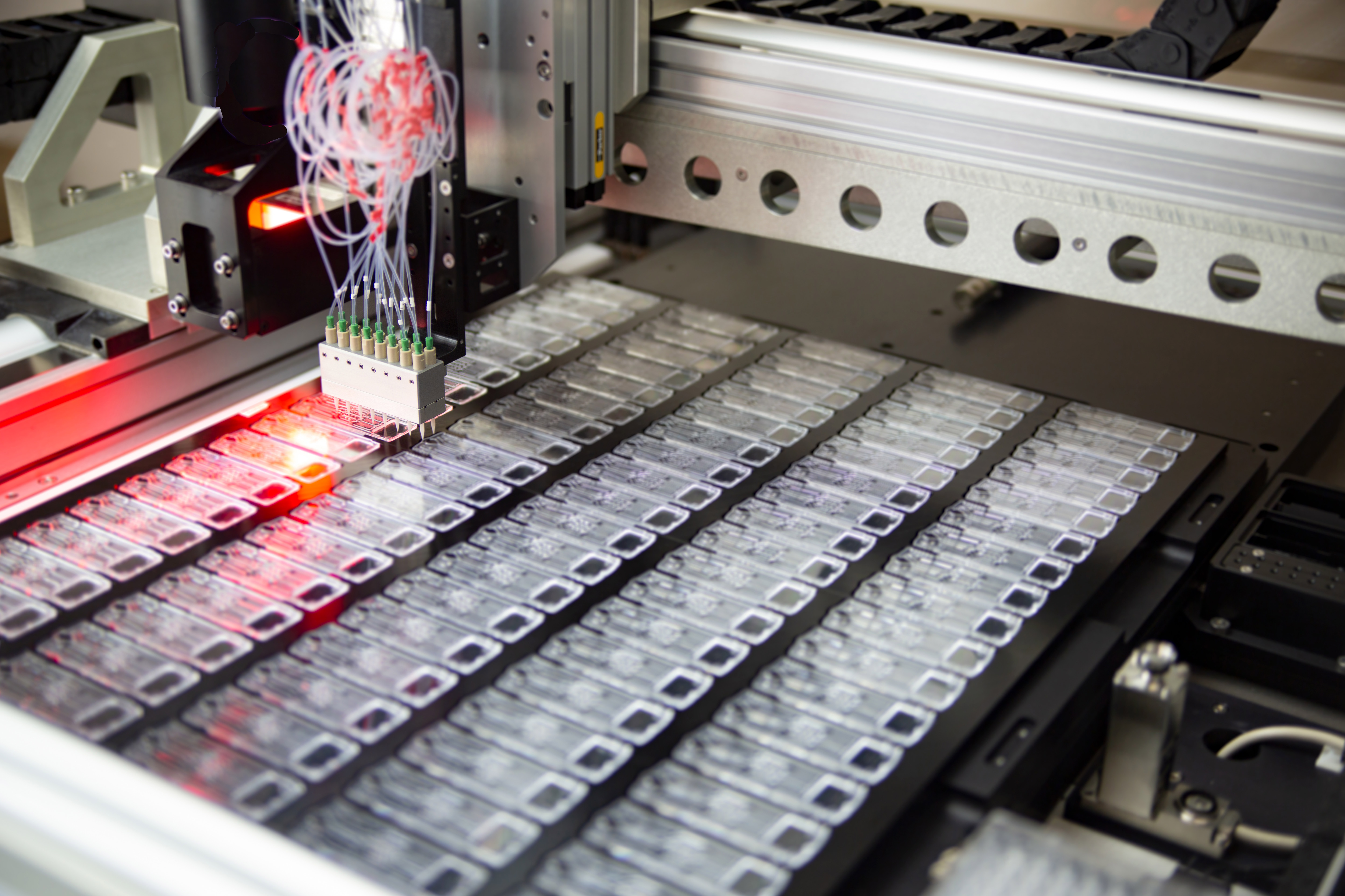 Erogazione microfluidica BioJet su piastre di test diagnostici